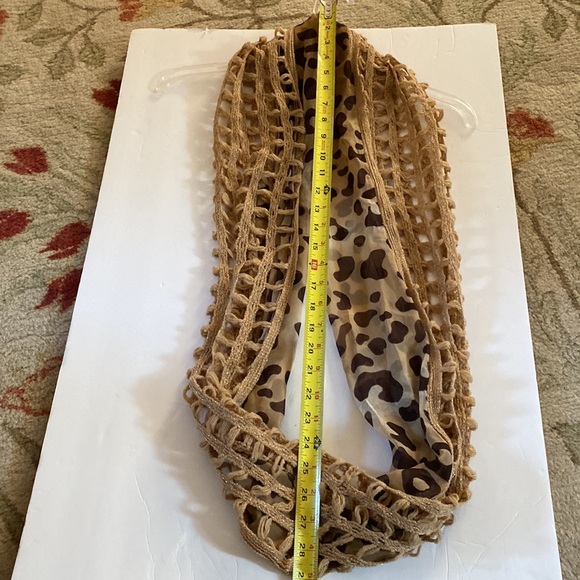 Women Animal Print Scarf with fringe - Picture 5 of 5